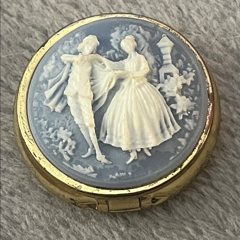 Hold Jess
Vintage Gold Tone Victorian Theme Pill Box